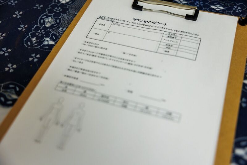 現在の身体の状態を用紙に記入する